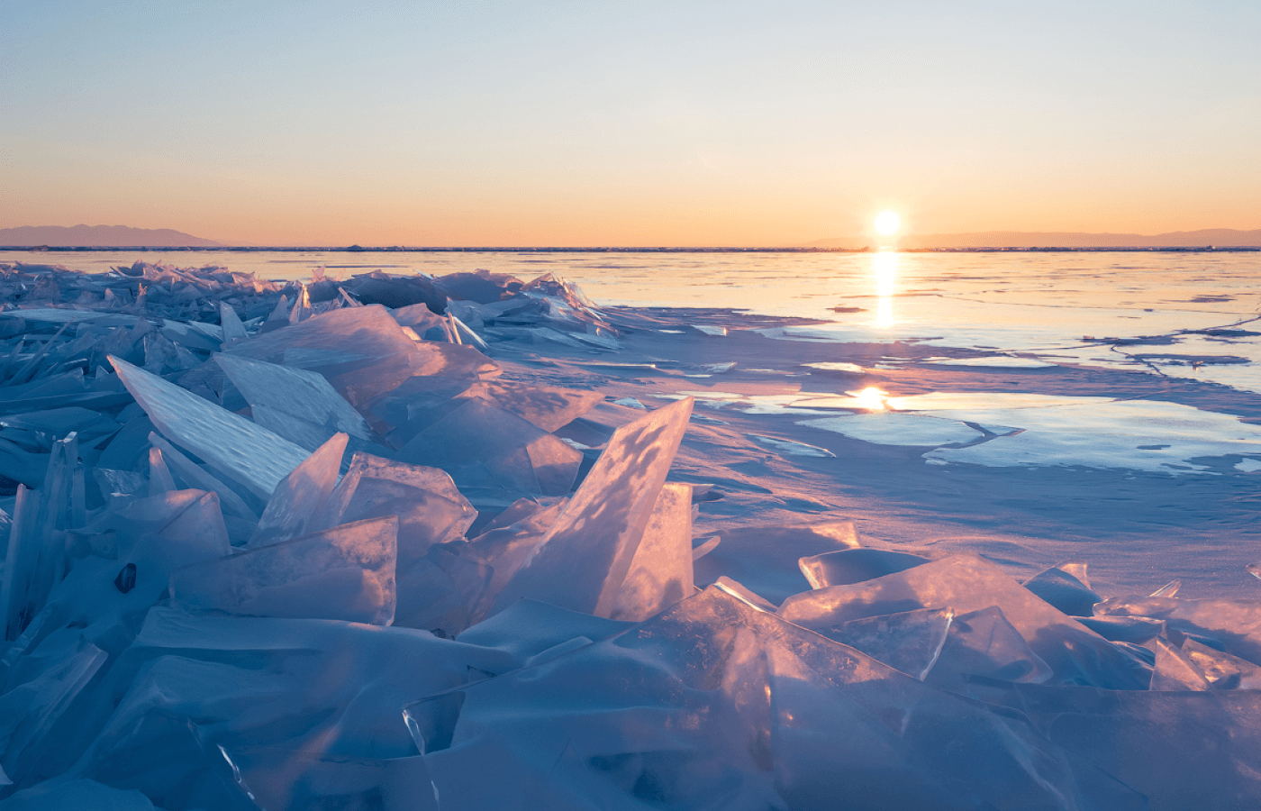 Поход по бескрайнему льду Байкала